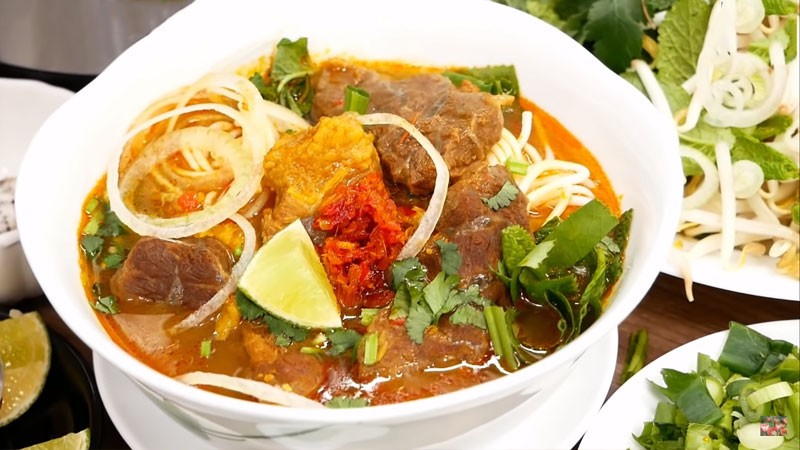 Bún bò Huế miền Nam với màu sắc hấp dẫn và hương vị đặc trưng