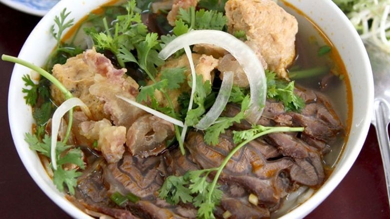 Tô bún bò gân thơm ngon, gân bò dai giòn sần sật