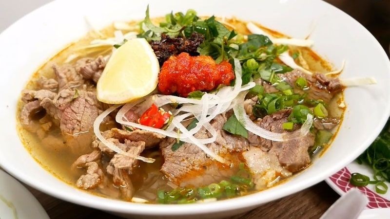 Bún bò tái thơm lừng, thịt bò mềm ngọt, nước dùng đậm đà
