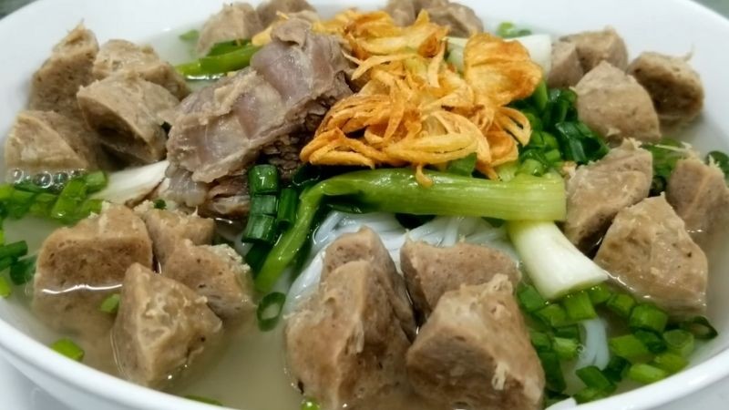 Tô bún bò viên với những viên bò dai giòn, nước dùng ngọt thanh