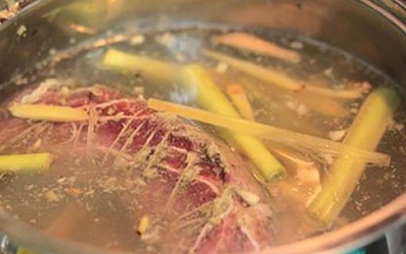 Hầm xương, bắp bò và nạm bò để lấy nước dùng cho bún bò Huế