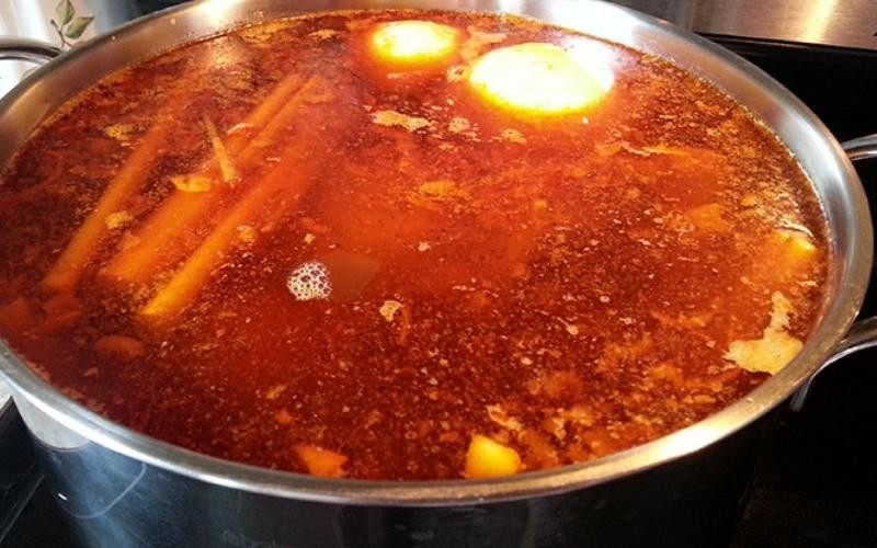 Nồi nước dùng bún bò Huế sôi sục, thơm lừng