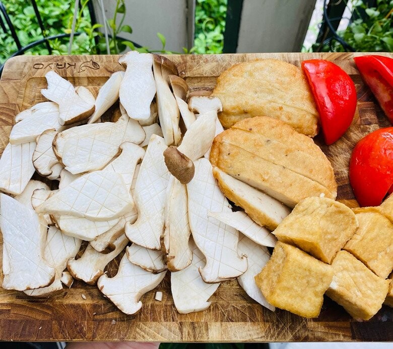Sơ chế dọc mùng và các loại rau củ chuẩn bị nấu bún cá chay