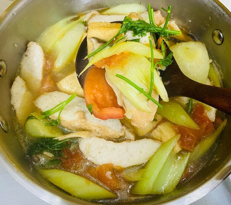 Nồi nước lèo bún cá chay sau khi nêm nếm và thêm rau thì là