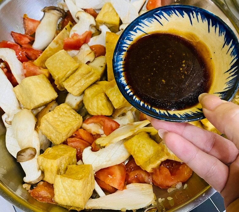 Xào các loại topping nấm, đậu hũ và chả cá chay cho món bún