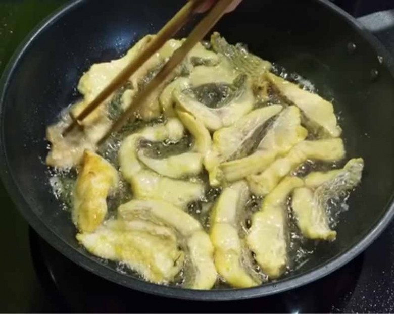 Cá rô phi đã phủ bột chiên giòn, sẵn sàng cho món bún cá Hà Nội