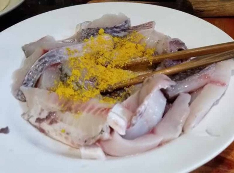 Thịt cá rô phi đã thái lát và ướp gia vị chuẩn bị cho món bún cá Hà Nội