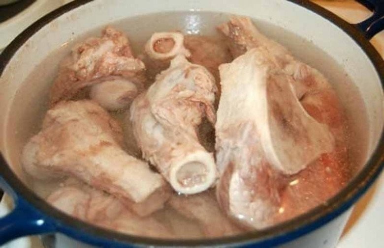 Nồi nước dùng đang ninh xương để tạo độ ngọt thanh cho bún cá Hà Nội