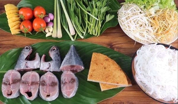 Nguyên liệu tươi ngon cho món bún cá ngừ miền Trung tại bếp