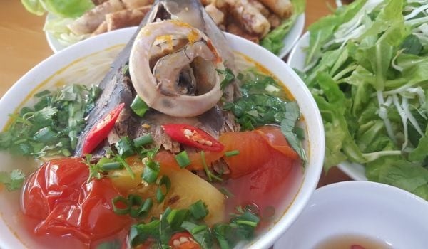 Bàn ăn gia đình với bát bún cá ngừ miền Trung hấp dẫn, sẵn sàng thưởng thức