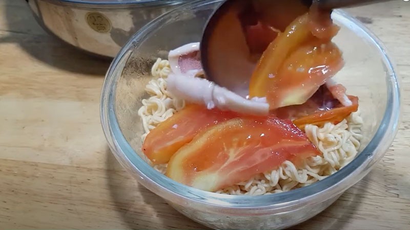 Hoàn thành món bún riêu mực khô