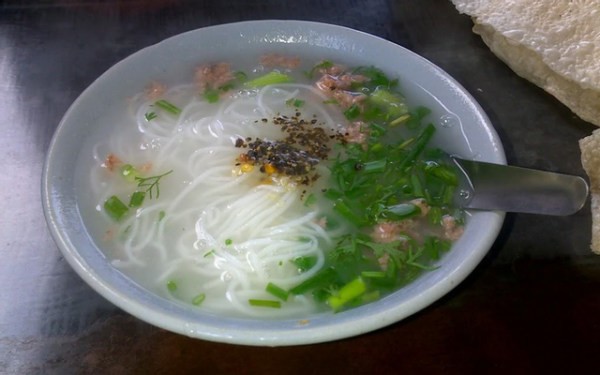 Bát bún tôm Bình Định nóng hổi sau khi hoàn thành theo cách nấu truyền thống