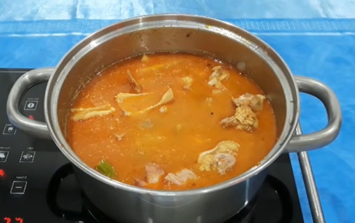 Nồi cà ri chà đang được ninh trên bếp, với thịt gà mềm và khoai tây thấm vị, minh họa công đoạn nấu