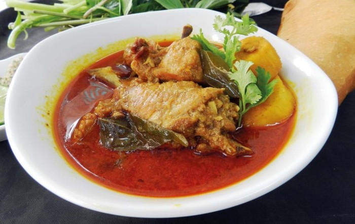 Món cà ri chà thành phẩm hấp dẫn, ăn kèm bánh mì nóng giòn, thể hiện sự hoàn hảo của cách nấu cà ri chà
