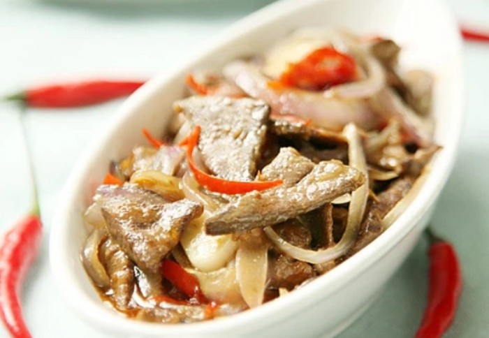Gan heo xào hành tây với màu sắc hấp dẫn, hương vị thơm ngon và giàu dinh dưỡng, là món ăn bổ máu, dễ làm cho sinh viên.
