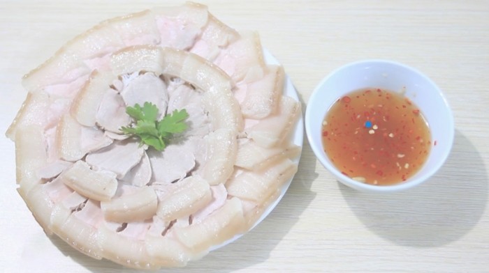 Thịt heo luộc trắng ngần, thái lát mỏng, chấm cùng chén nước mắm tỏi ớt chua cay mặn ngọt, là món ăn dân dã, thơm ngon và dễ làm.