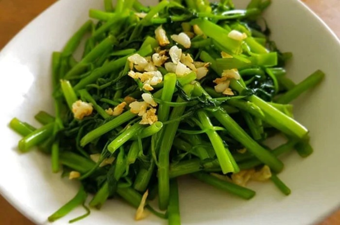 Rau muống xào tỏi xanh mướt, giòn ngon, là món ăn đơn giản, rẻ tiền và bổ dưỡng, cung cấp nhiều vitamin và khoáng chất cho sinh viên.