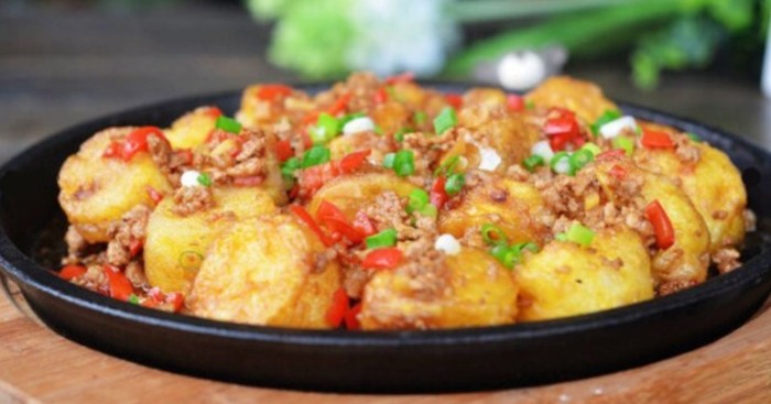 Đậu sốt cà chua với màu sắc bắt mắt, hương vị thơm ngon, là món ăn bình dân nhưng đầy dinh dưỡng, lý tưởng cho bữa cơm sinh viên.