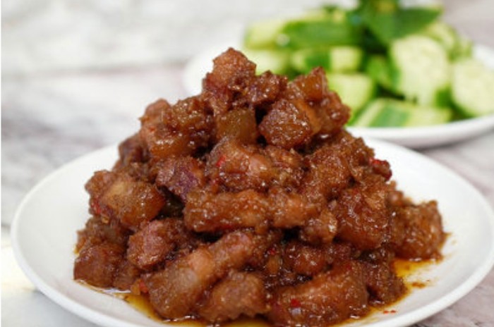 Mắm ruốc xào thịt ba chỉ thơm lừng, đậm đà hương vị sả ớt, là món ăn mặn cực kỳ đưa cơm, đặc biệt ngon khi ăn kèm dưa leo.