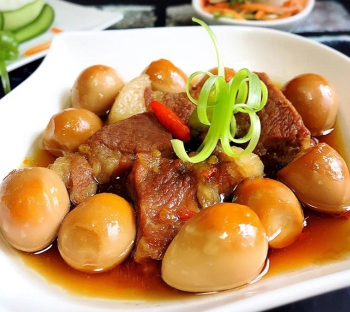 Trứng cút kho thịt đậm đà, màu sắc hấp dẫn, là món ăn ngon, bổ dưỡng và có thể chuẩn bị cho nhiều bữa, rất tiện lợi cho sinh viên.