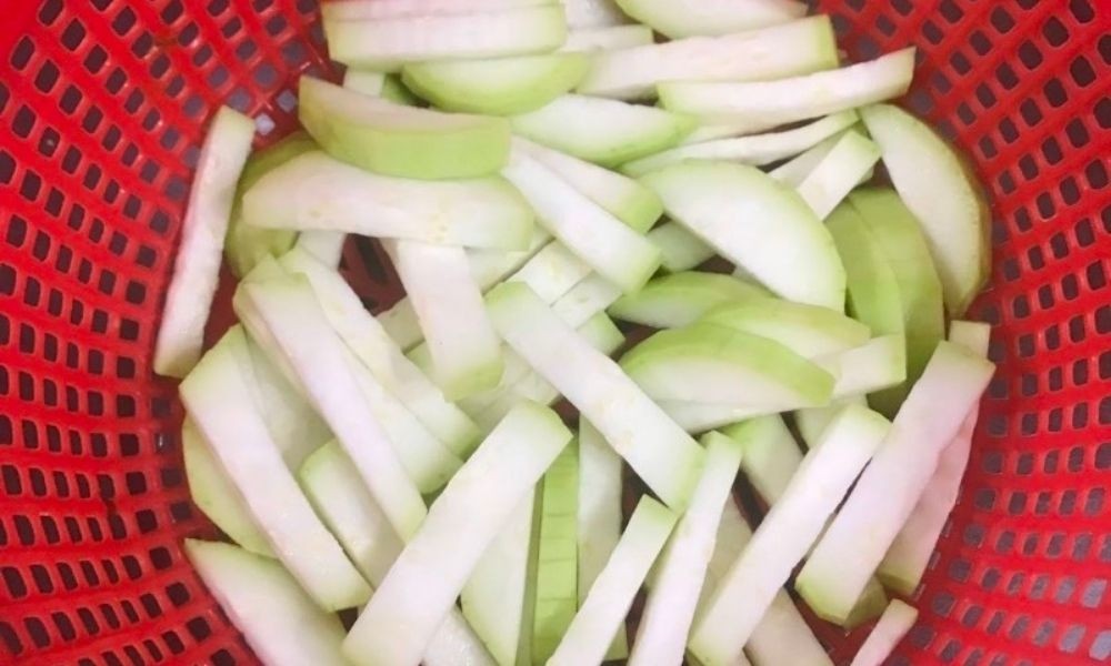 Cách nấu canh bầu ngon: Sơ chế bầu cắt sợi