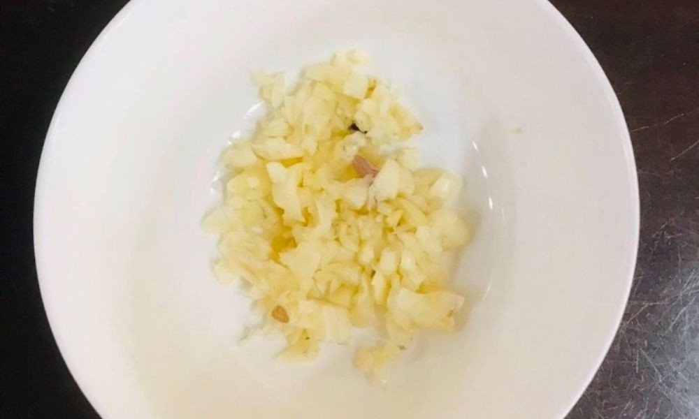 Cách nấu canh bầu ngon: Chuẩn bị gia vị và trứng