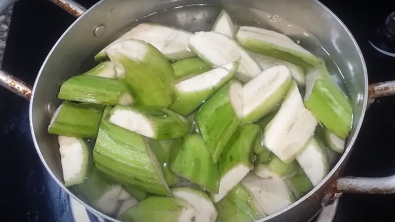 Cho toàn bộ chuối vào luộc sơ