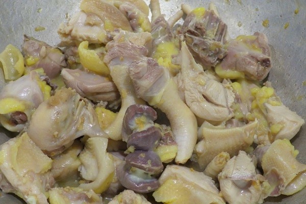 Cách nấu canh chua gà lá giang ngon với thịt gà xào săn thơm