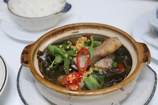 Thành phẩm canh chua gà lá giang ngon đậm đà hương vị truyền thống