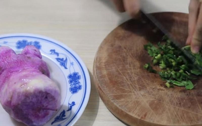 Quy trình sơ chế các nguyên liệu chính để nấu canh khoai mỡ thịt bằm
