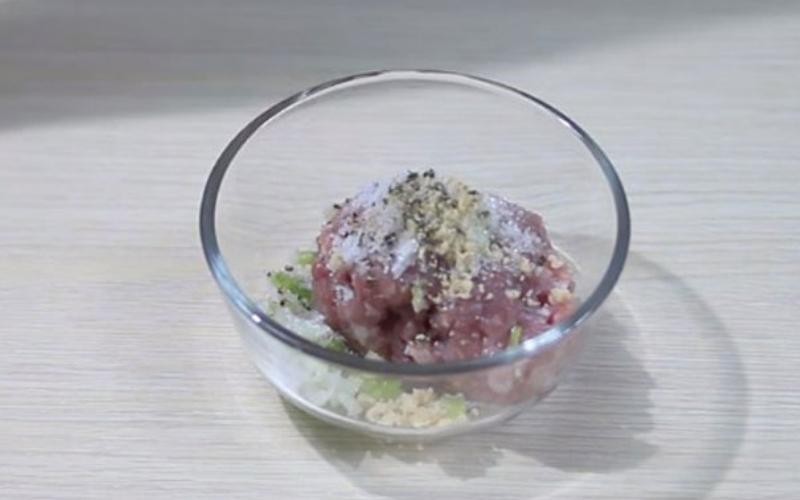 Thịt bằm đang được tẩm ướp gia vị đậm đà cho món canh khoai mỡ