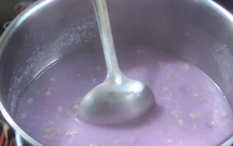 Nồi canh khoai mỡ thịt bằm đang sôi sùng sục, lan tỏa hương thơm