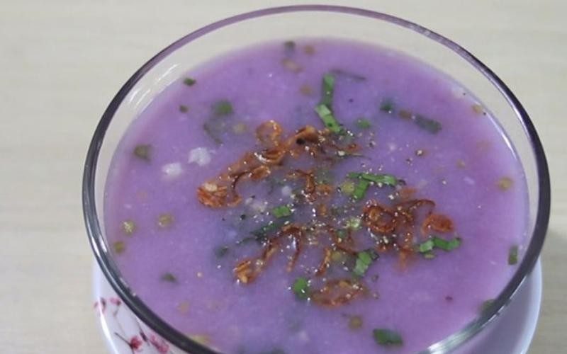 Tô canh khoai mỡ thịt bằm thành phẩm nóng hổi, sẵn sàng bày ra mâm cơm