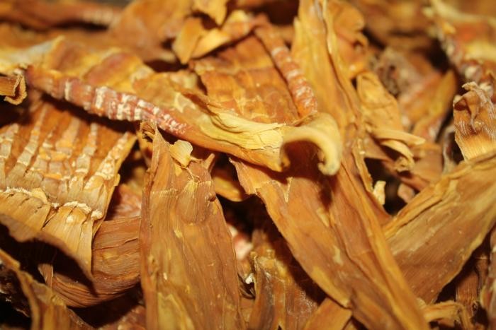 Măng khô đang được ngâm nước chuẩn bị nấu canh măng móng giò