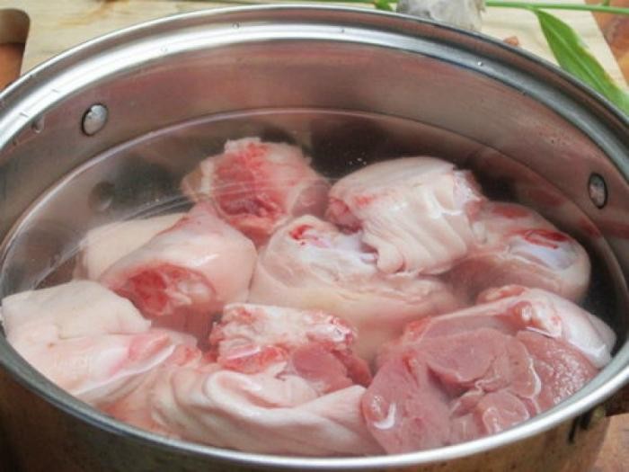Móng giò và xương sườn đang được sơ chế sạch sẽ