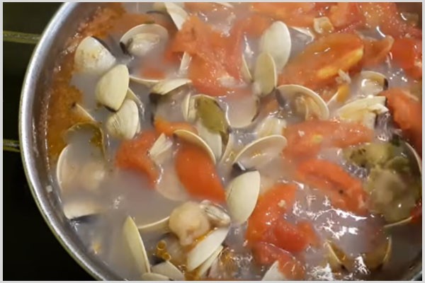 Các nguyên liệu đang được ninh cùng nhau trong nồi để tạo nên món canh ngao chua sấu thơm ngon.
