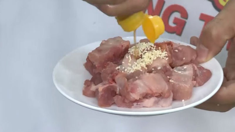 Ướp sườn non với gia vị để thấm đều trước khi nấu canh rong biển