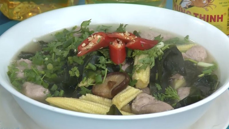 Múc canh rong biển nấu sườn ra tô, trang trí đẹp mắt và sẵn sàng thưởng thức ngay.