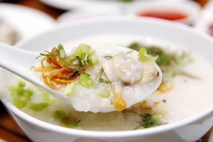 Tô cháo hàu nóng hổi, trang trí đẹp mắt với hành lá và rau răm
