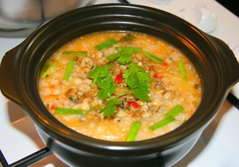 Kết hợp cháo hến với các loại rau củ như rau ngót, bí đỏ để tăng cường dinh dưỡng cho bé