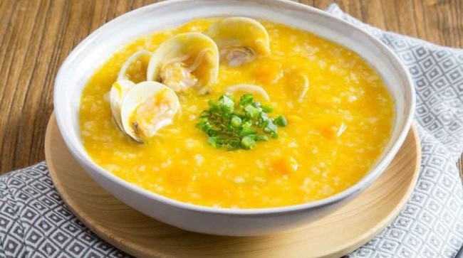 Cháo hến bí đỏ với màu sắc hấp dẫn và hương vị ngọt bùi tự nhiên cho bé yêu