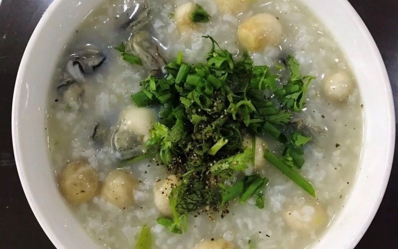 Cháo hến nấm rơm thơm ngon, cung cấp protein thực vật và vitamin cho bé