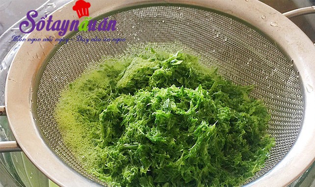 Thái nhỏ lá dứa tươi để thêm vào món cháo hột vịt muối