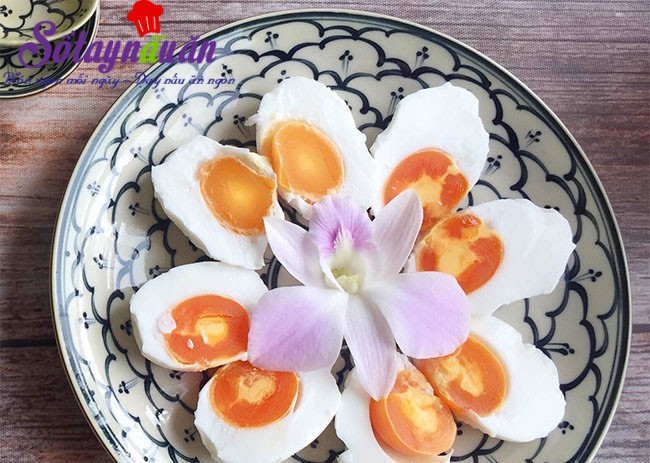 Luộc chín hột vịt muối đúng cách cho món cháo lá dứa