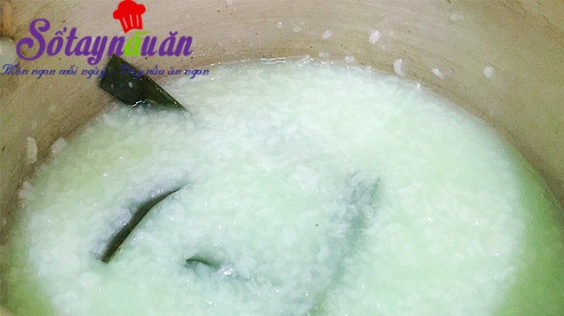 Cho lá dứa vào nồi cháo đang nấu để tạo hương thơm