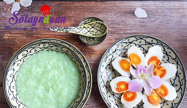 Món cháo lá dứa hột vịt muối nóng hổi đã hoàn thành