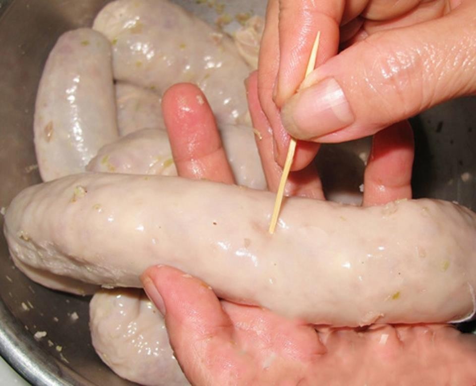 Quy trình chuẩn bị nhân và nhồi dồi để nấu món cháo lòng thơm ngon