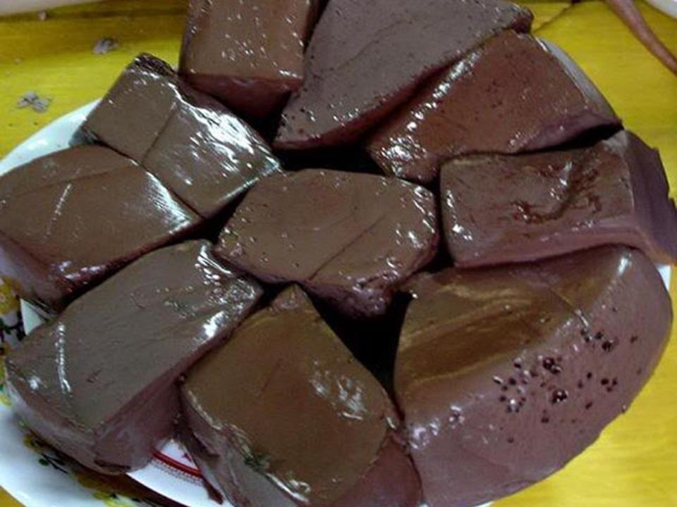 Tiết heo tươi được chuẩn bị sẵn sàng để làm nguyên liệu cho món cháo lòng