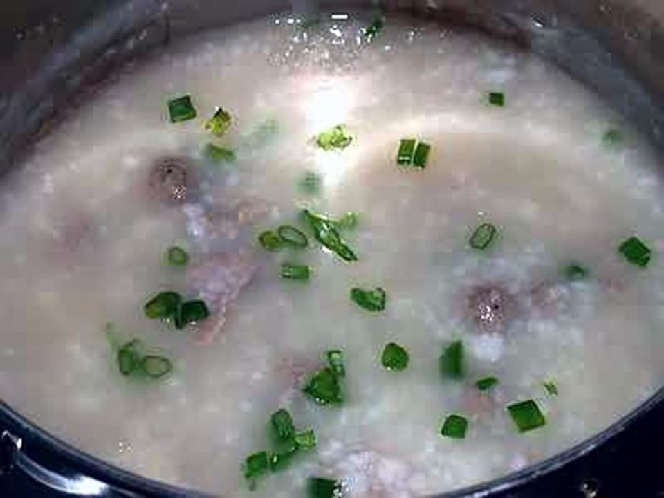 Quá trình nấu cháo gạo sánh mịn trong nồi lớn, chuẩn bị cho món cháo lòng