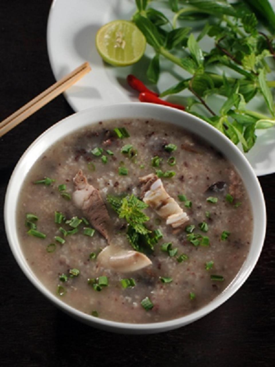 Các loại lòng heo và dồi được chế biến chín tới, thái miếng đẹp mắt để ăn kèm cháo lòng